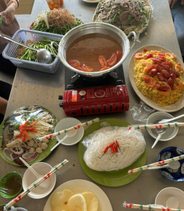 Đặt tiệc cho công nhân bến cát