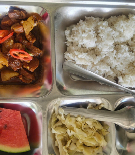 Khay cơm mẫu suất ăn công nhân bình dương