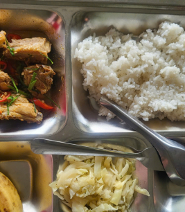 Khay cơm mẫu suất ăn công nhân bàu bàng