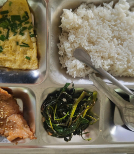 Khay cơm mẫu suất ăn công nhân mỹ phước 2