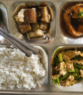 Khay cơm mẫu suất ăn công nhân tân uyên