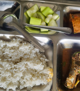 Khay cơm mẫu suất ăn công nhân thành phố mới