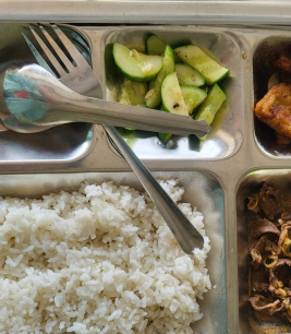 Khay cơm mẫu suất ăn công nghiệp mỹ phước 1