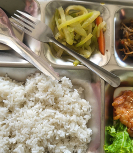 Khay cơm mẫu suất ăn công nghiệp mỹ phước 3