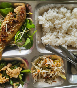 Khay cơm mẫu suất ăn công nghiệp tân uyên