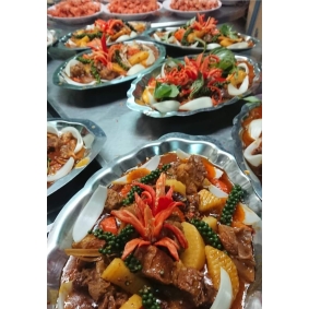 Đặt tiệc cho công nhân bến cát