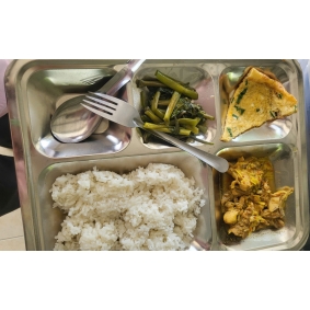 Khay cơm mẫu suất ăn công nhân bến cát