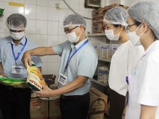 Bắc Ninh: Kiểm tra đột xuất bếp ăn trong khu công nghiệp sau phản ánh suất ăn không bảo đảm an toàn