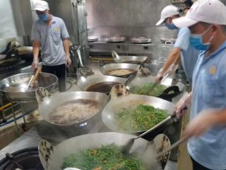 Buồn vì nhiều đơn vị vẫn đặt suất cơm cho công nhân giá 15.000-20.000 đồng/suất