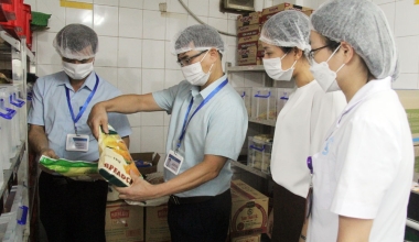 Bắc Ninh: Kiểm tra đột xuất bếp ăn trong khu công nghiệp sau phản ánh suất ăn không bảo đảm an toàn