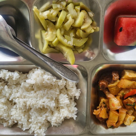Khay cơm mẫu suất ăn công nhân bến cát