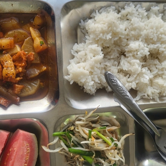 Khay cơm mẫu suất ăn công nhân mỹ phước 2