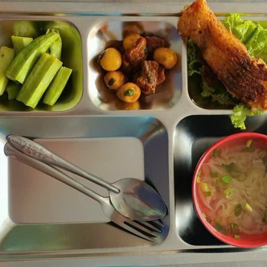 Khay cơm mẫu suất ăn công nghiệp bình dương  Chia sẻFacebookTwitterMessenger