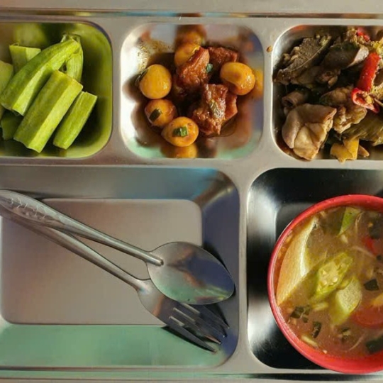 Khay cơm mẫu suất ăn công nghiệp bến cát