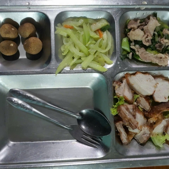 Khay cơm mẫu suất ăn công nghiệp vsip